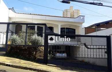 Imagem: A casa possui 3 Dormitórios, 2 Banheiros, 4 Vagas na garagem