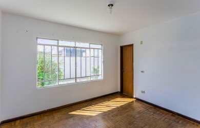 Imagem: O depósito possui 5 Vagas na garagem, 398m² de Área e está