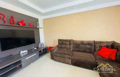 Imagem: A casa possui 3 Dormitórios, 4 Banheiros, 5 Vagas na garagem