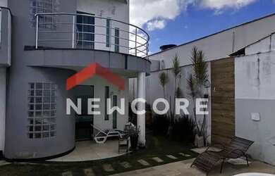 Imagem: A casa possui 4 Dormitórios, 2 Banheiros, 3 Vagas na garagem