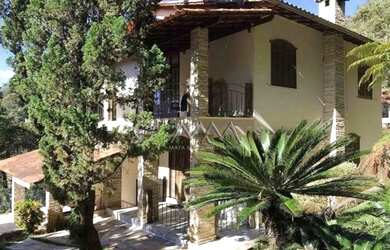 Imagem: A casa possui 4 Dormitórios, 5 Banheiros, 4 Vagas na garagem