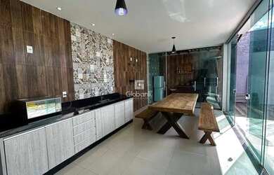 Imagem: A casa possui 3 Dormitórios, 2 Banheiros, 4 Vagas na garagem