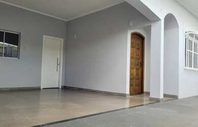 Imagem: A casa possui 3 Dormitórios, 2 Banheiros, 3 Vagas na garagem