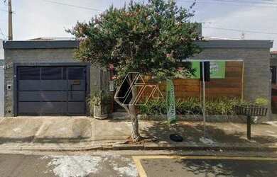 Imagem: A casa possui 3 Dormitórios, 2 Banheiros, 2 Vagas na garagem