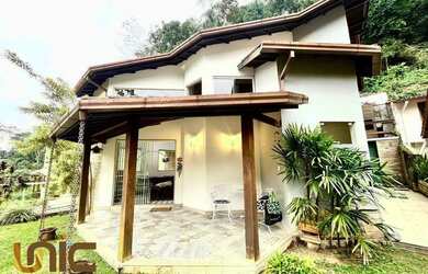 Imagem: A casa em condomínio possui 4 Dormitórios, 5 Banheiros, 2