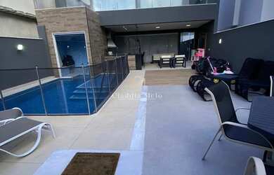 Imagem: A casa em condomínio possui 5 Dormitórios, 5 Banheiros, 2