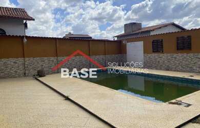 Imagem: A casa possui 3 Dormitórios, 2 Banheiros, 2 Vagas na garagem