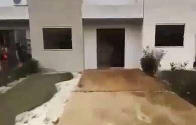 Imagem: A casa em condomínio possui 3 Dormitórios, 1 Banheiro, 2 Vagas