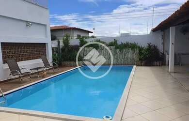 Imagem: A casa possui 4 Dormitórios, 1 Banheiro, 5 Vagas na garagem