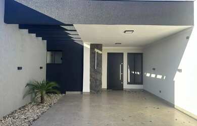 Imagem: A casa possui 3 Dormitórios, 2 Banheiros, 3 Vagas na garagem