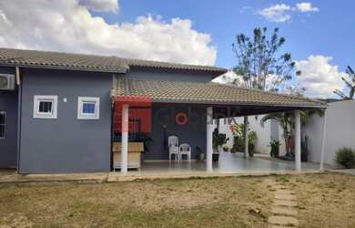 Imagem: A casa possui 3 Dormitórios, 2 Banheiros, 792m² de Área e