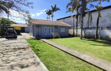 Imagem: A casa possui 3 Dormitórios, 1 Banheiro, 5 Vagas na garagem