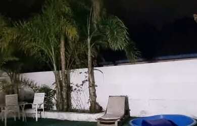 Imagem: A casa possui 4 Dormitórios, Acomodam 20 pessoas, 4 Vagas na