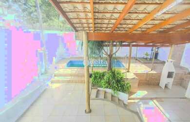 Imagem: A casa possui 5 Dormitórios, 4 Banheiros, 2 Vagas na garagem