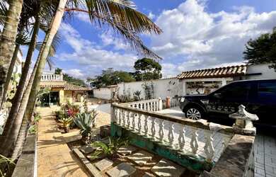 Imagem: A casa possui 4 Dormitórios, 2 Banheiros, 2 Vagas na garagem