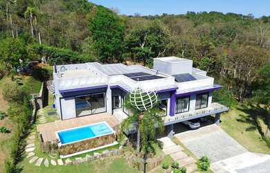 Imagem: A casa em condomínio possui 4 Dormitórios, 4 Banheiros, 5