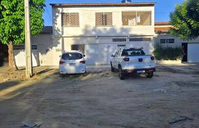 Imagem: A casa possui 5 Dormitórios, 3 Banheiros, 3 Vagas na garagem