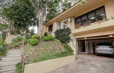 Imagem: A casa possui 3 Dormitórios, 3 Banheiros, 2 Vagas na garagem