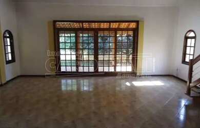 Imagem: A casa em condomínio possui 3 Dormitórios, 1 Banheiro, 4 Vagas