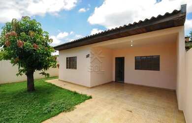 Imagem: A casa possui 2 Dormitórios, 1 Banheiro, 2 Vagas na garagem