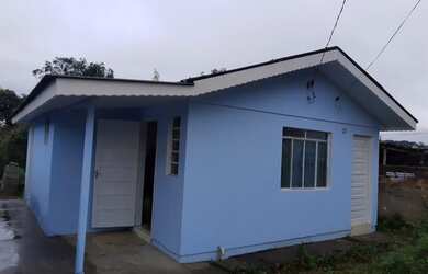 Imagem: A casa possui 2 Dormitórios, 1 Banheiro, 2 Vagas na garagem