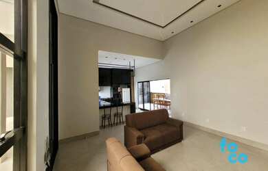 Imagem: A casa em condomínio possui 3 Dormitórios, 2 Banheiros, 4