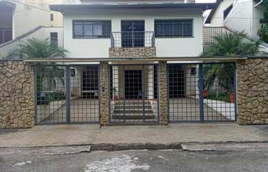 Imagem: A casa possui 3 Dormitórios, 3 Banheiros, 4 Vagas na garagem