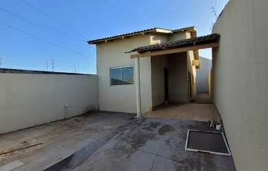 Imagem: A casa possui 2 Dormitórios, 1 Banheiro, 2 Vagas na garagem