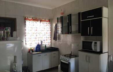 Imagem: A casa possui 2 Dormitórios, 2 Banheiros, 1 Vaga na garagem