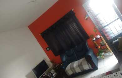 Imagem: A casa possui 2 Dormitórios, 1 Banheiro, 2 Vagas na garagem