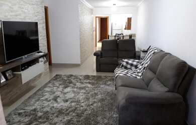 Imagem: A casa possui 3 Dormitórios, 3 Banheiros, 2 Vagas na garagem