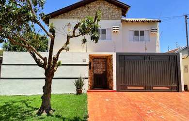 Imagem: A casa possui 3 Dormitórios, 5 Banheiros, 4 Vagas na garagem