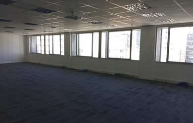 Imagem: O depósito possui 3 Vagas na garagem, 200m² de Área e está