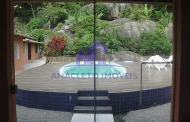 Imagem: A casa possui 4 Dormitórios, 5 Banheiros, 3 Vagas na garagem