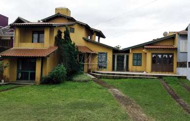 Imagem: A casa possui 3 Dormitórios, 1 Banheiro, 2 Vagas na garagem