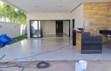 Imagem: A casa em condomínio possui 4 Dormitórios, 5 Banheiros, 2