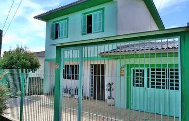 Imagem: A casa possui 3 Dormitórios, 2 Banheiros, 2 Vagas na garagem
