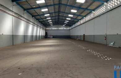 Imagem: O depósito possui 5 Vagas na garagem e 1300m² de Área e está