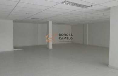 Imagem: O depósito possui 5 Vagas na garagem e 330m² de Área e está