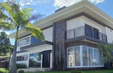 Imagem: A casa possui 3 Dormitórios, 4 Banheiros, 2 Vagas na garagem