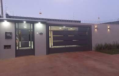 Imagem: A casa possui 3 Dormitórios, 2 Banheiros e 200m² de Área