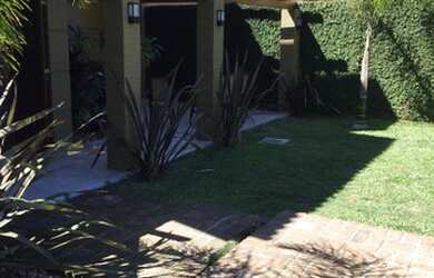 Imagem: A casa possui 3 Dormitórios, 4 Banheiros, 2 Vagas na garagem