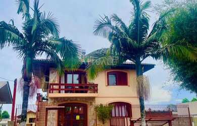 Imagem: A casa possui 5 Dormitórios, 3 Banheiros, 5 Vagas na garagem