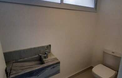 Imagem: A casa possui 3 Dormitórios, 5 Banheiros, 4 Vagas na garagem