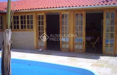 Imagem: A casa possui 3 Dormitórios, 1 Banheiro, 364m² de Área, Imóvel