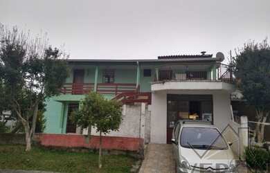 Imagem: A casa possui 4 Dormitórios, 2 Banheiros, 2 Vagas na garagem