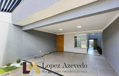 Imagem: A casa possui 3 Dormitórios, 2 Banheiros, 2 Vagas na garagem