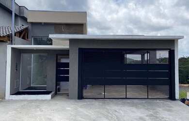 Imagem: A casa possui 3 Dormitórios, 3 Banheiros, 2 Vagas na garagem