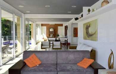 Imagem: A casa em condomínio possui 4 Dormitórios, 5 Banheiros, 4