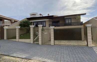 Imagem: A casa possui 4 Dormitórios, 5 Banheiros, 4 Vagas na garagem